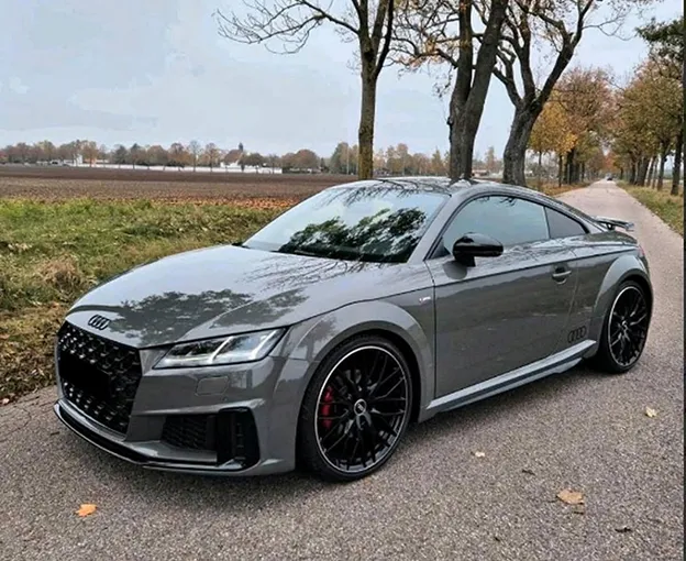 Une voiture de sport Audi TT grise garée sur une route de campagne en automne à Poissy dans les Yvelines 78