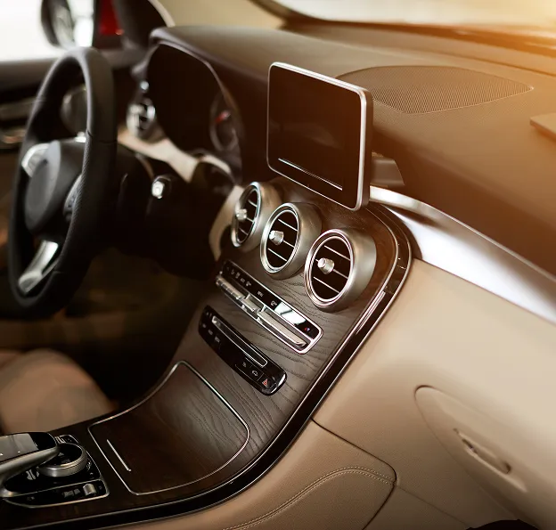 Intérieur luxueux d'une voiture avec tableau de bord en bois, écran central et bouches d'aération à Poissy dans les Yvelines 78