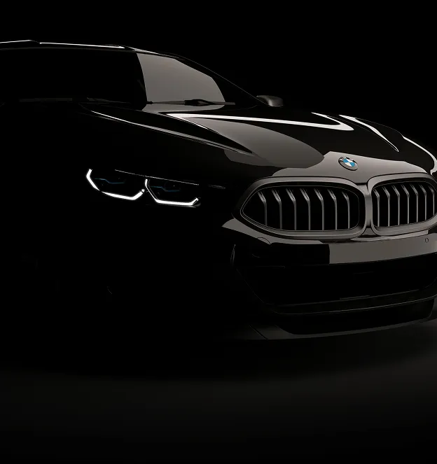 Gros plan sur l'avant d'une BMW noire dans l'obscurité avec les phares LED allumés à Poissy dans les Yvelines 78